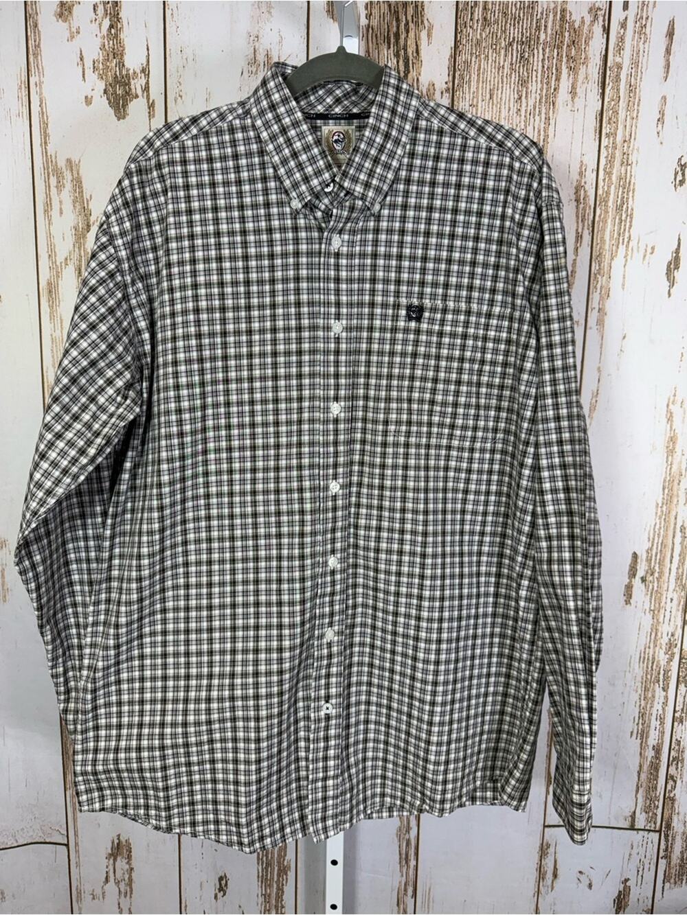 Cinch, Plaid Classic Fit, Button Down Shirt. Size Medium. Excellent condition!